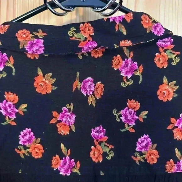 SK & Company woman’s button up blouse size small with shoulder pads - Picture 4 of 8